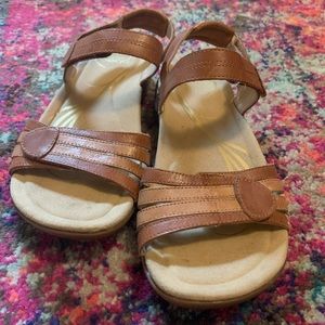 Abeo 8 neutral sandals